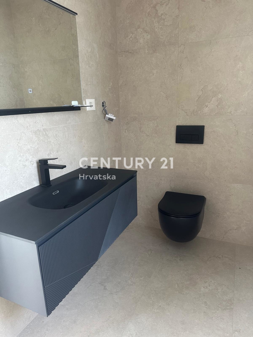 POREČ, PRODAJA SE HIŠA S BAZENOM, NOVOGRADNJA, ZADNJA DO ZELENEGA PASU