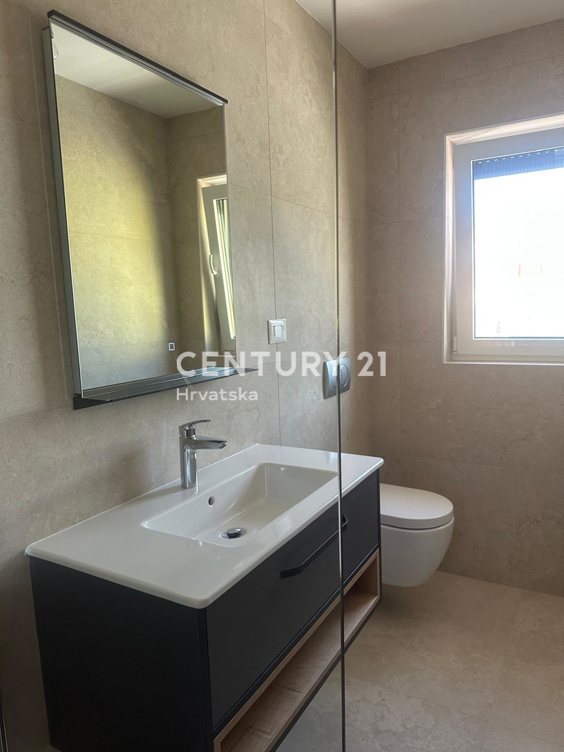 POREČ, PRODAJA SE HIŠA S BAZENOM, NOVOGRADNJA, ZADNJA DO ZELENEGA PASU