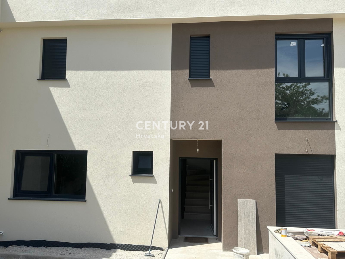 POREČ, PRODAJA SE HIŠA S BAZENOM, NOVOGRADNJA, ZADNJA DO ZELENEGA PASU