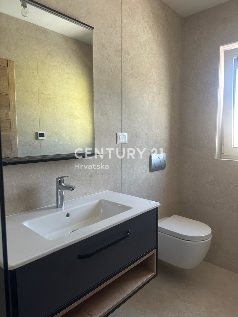 POREČ, PRODAJA SE HIŠA S BAZENOM, NOVOGRADNJA, ZADNJA DO ZELENEGA PASU