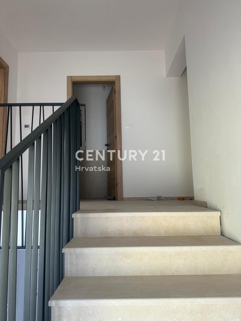 POREČ, PRODAJA SE HIŠA S BAZENOM, NOVOGRADNJA, ZADNJA DO ZELENEGA PASU