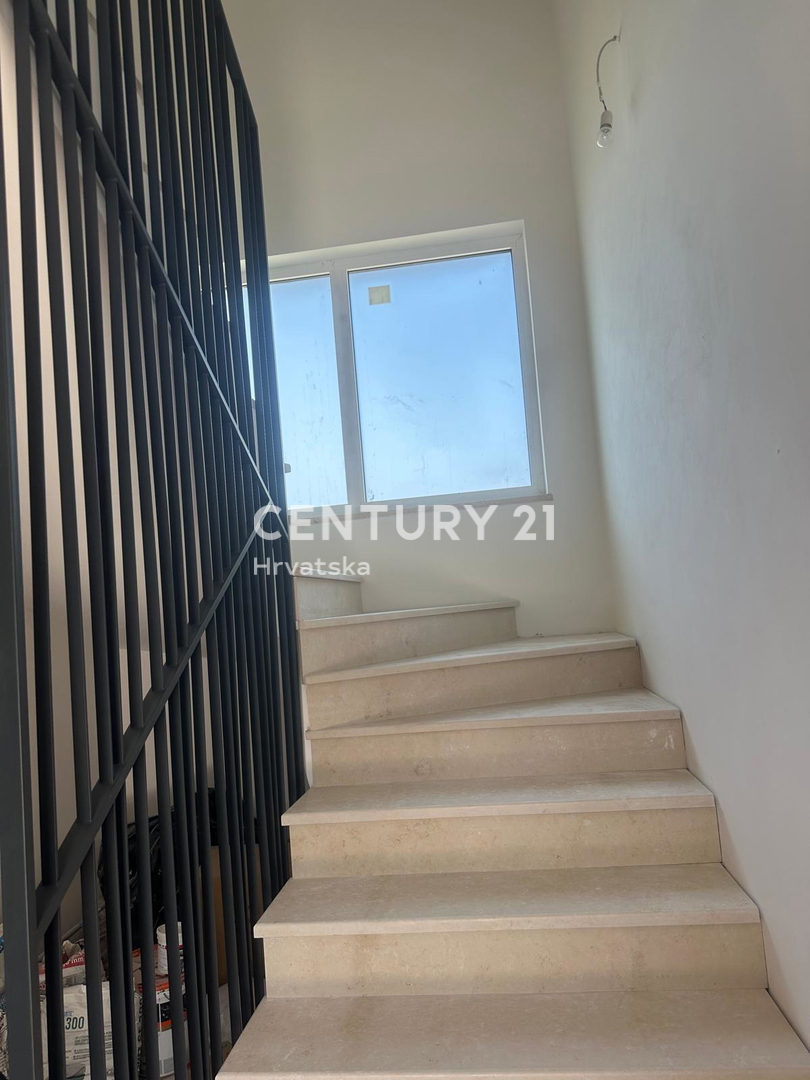 POREČ, PRODAJA SE HIŠA S BAZENOM, NOVOGRADNJA, ZADNJA DO ZELENEGA PASU