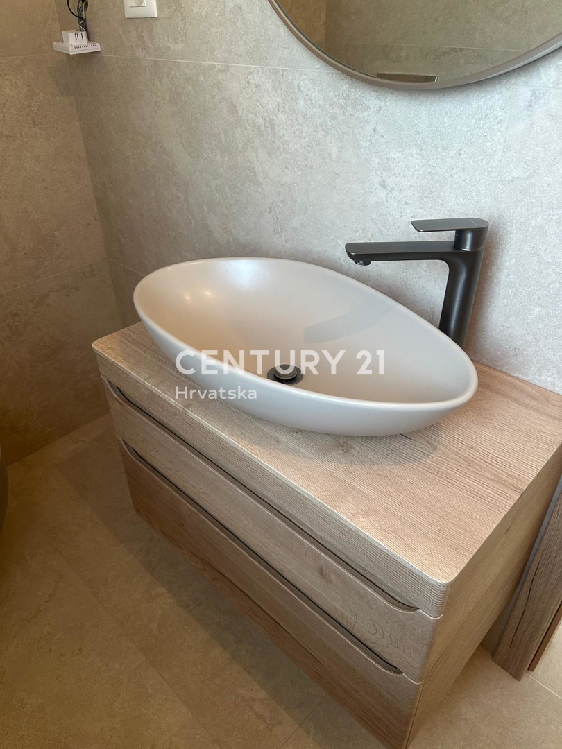 POREČ, PRODAJA SE HIŠA S BAZENOM, NOVOGRADNJA, ZADNJA DO ZELENEGA PASU