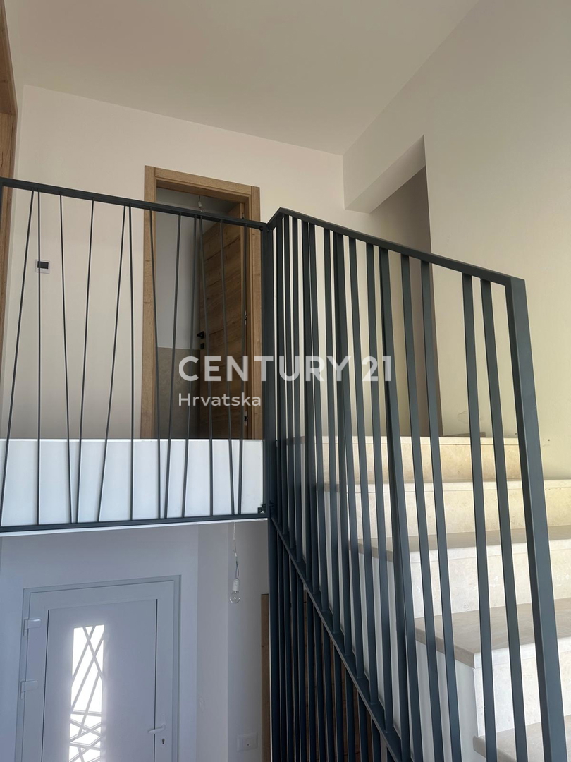 POREČ, PRODAJA SE HIŠA S BAZENOM, NOVOGRADNJA, ZADNJA DO ZELENEGA PASU