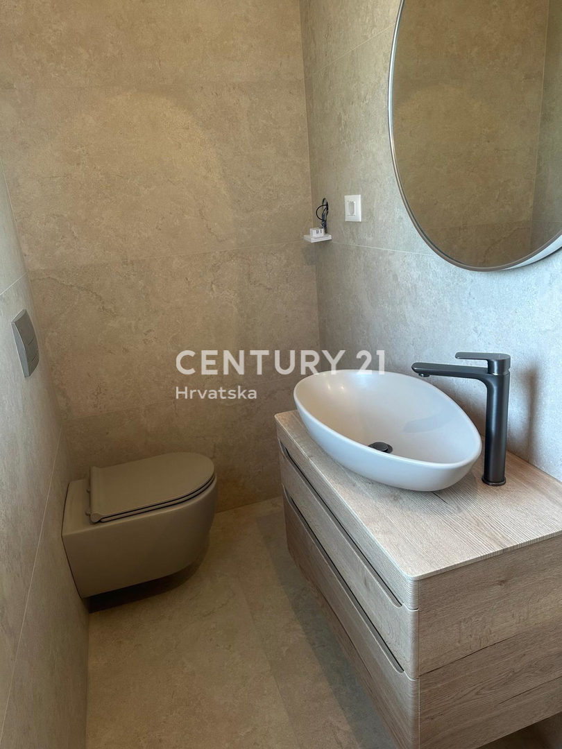 POREČ, PRODAJA SE HIŠA S BAZENOM, NOVOGRADNJA, ZADNJA DO ZELENEGA PASU