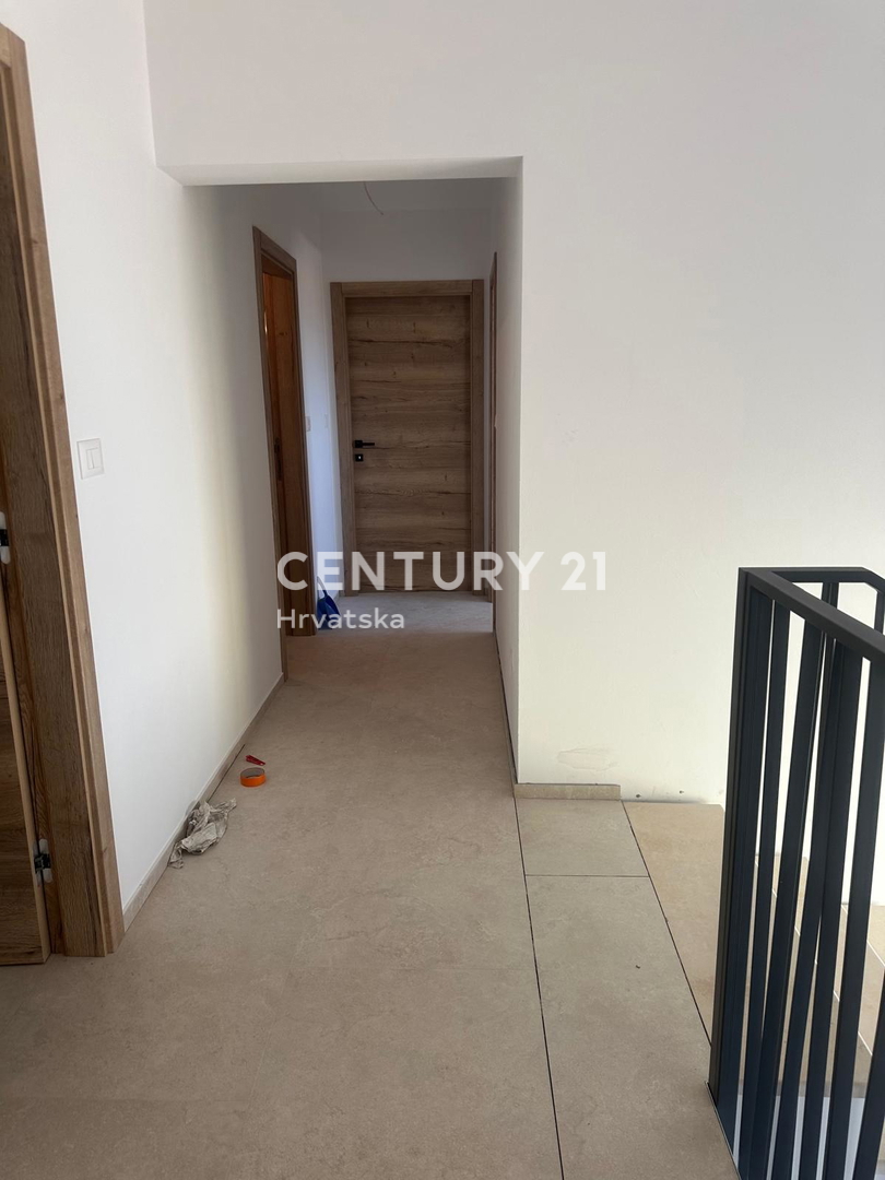 POREČ, PRODAJA SE HIŠA S BAZENOM, NOVOGRADNJA, ZADNJA DO ZELENEGA PASU