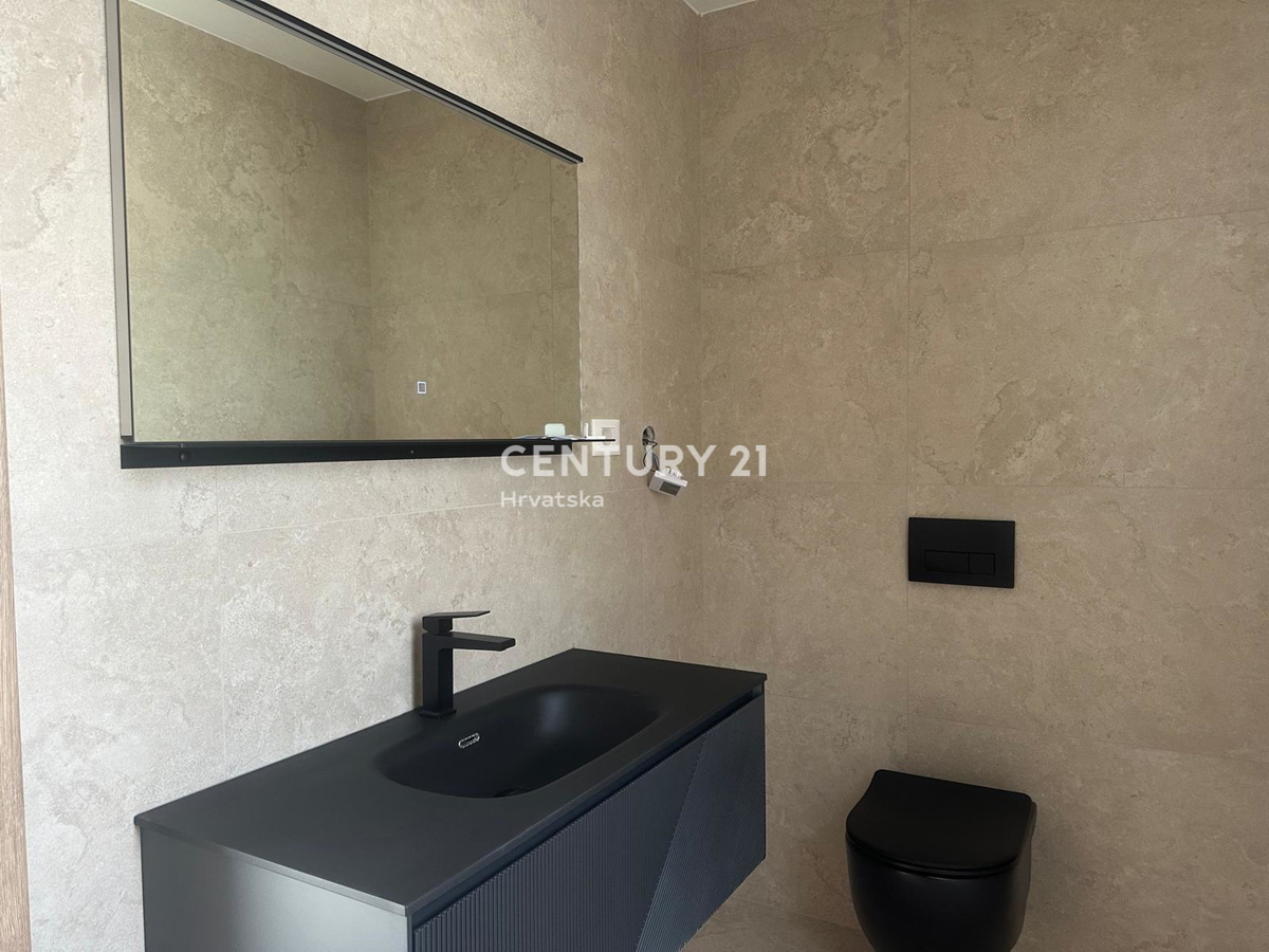 POREČ, PRODAJA SE HIŠA S BAZENOM, NOVOGRADNJA, ZADNJA DO ZELENEGA PASU