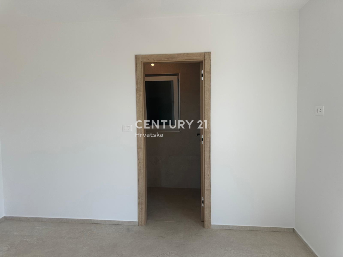 POREČ, PRODAJA SE HIŠA S BAZENOM, NOVOGRADNJA, ZADNJA DO ZELENEGA PASU