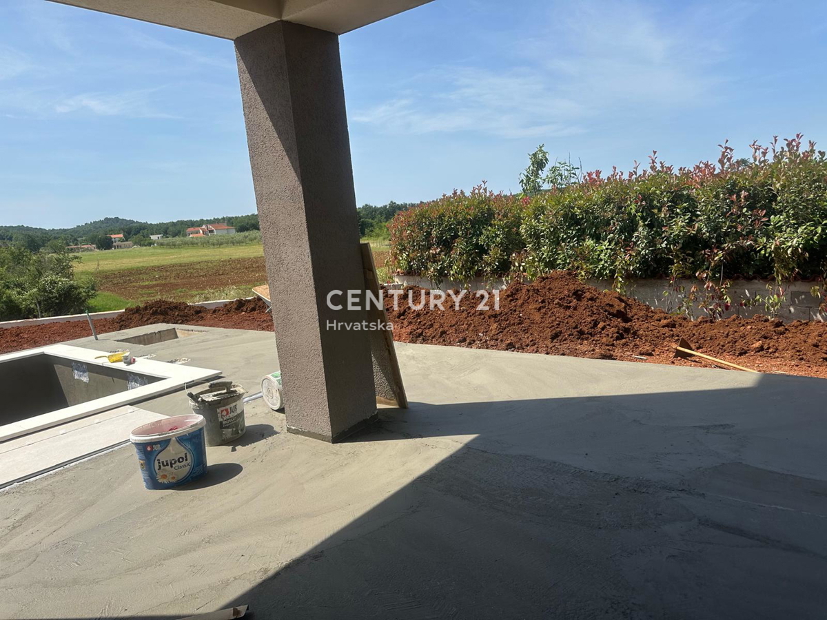 POREČ, PRODAJA SE HIŠA S BAZENOM, NOVOGRADNJA, ZADNJA DO ZELENEGA PASU