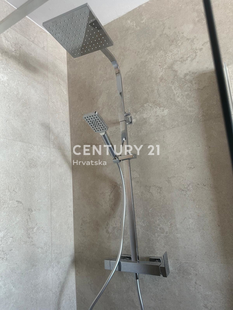 POREČ, PRODAJA SE HIŠA S BAZENOM, NOVOGRADNJA, ZADNJA DO ZELENEGA PASU