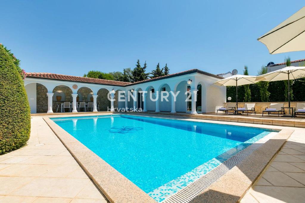POREČ, 7 KM, PROSTORNA VILA S 5 SPALNICAMI IN VELIKIM BAZENOM, OBKROŽENA Z MEDITERANSKIMI RASTLINAMI