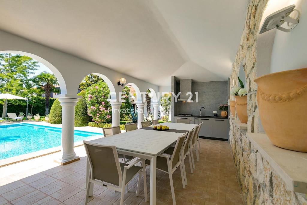 POREČ, 7 KM, PROSTORNA VILA S 5 SPALNICAMI IN VELIKIM BAZENOM, OBKROŽENA Z MEDITERANSKIMI RASTLINAMI
