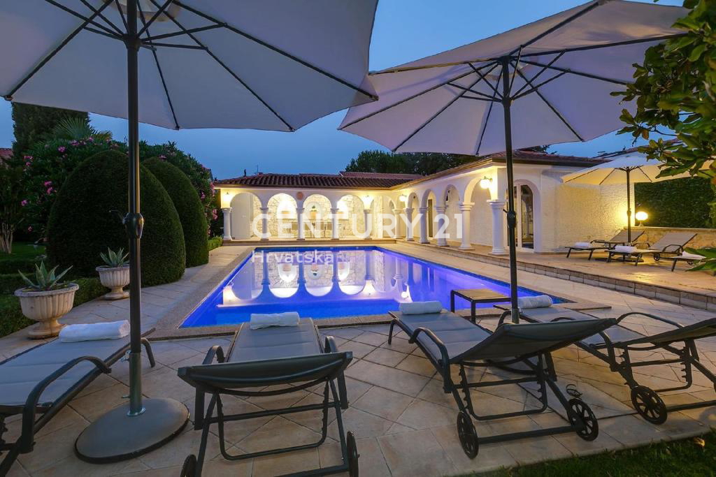 POREČ, 7 KM, PROSTORNA VILA S 5 SPALNICAMI IN VELIKIM BAZENOM, OBKROŽENA Z MEDITERANSKIMI RASTLINAMI