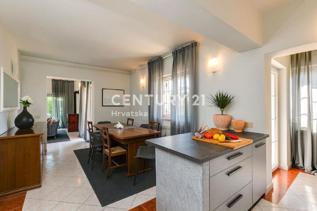 POREČ, 7 KM, PROSTORNA VILA S 5 SPALNICAMI IN VELIKIM BAZENOM, OBKROŽENA Z MEDITERANSKIMI RASTLINAMI
