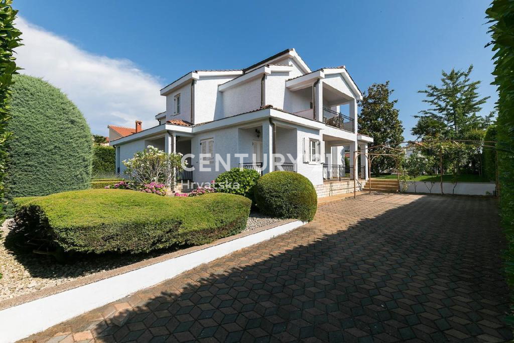 POREČ, 7 KM, PROSTORNA VILA S 5 SPALNICAMI IN VELIKIM BAZENOM, OBKROŽENA Z MEDITERANSKIMI RASTLINAMI