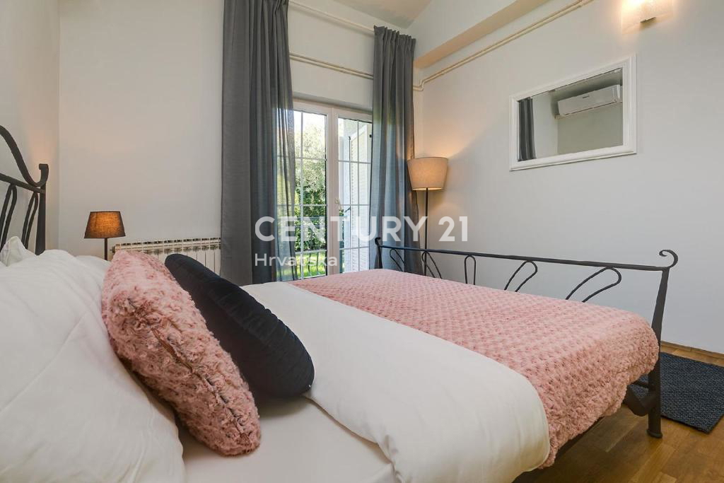 POREČ, 7 KM, PROSTORNA VILA S 5 SPALNICAMI IN VELIKIM BAZENOM, OBKROŽENA Z MEDITERANSKIMI RASTLINAMI