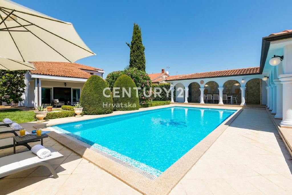 POREČ, 7 KM, PROSTORNA VILA S 5 SPALNICAMI IN VELIKIM BAZENOM, OBKROŽENA Z MEDITERANSKIMI RASTLINAMI