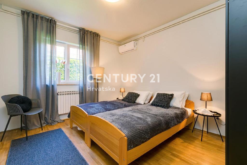 POREČ, 7 KM, PROSTORNA VILA S 5 SPALNICAMI IN VELIKIM BAZENOM, OBKROŽENA Z MEDITERANSKIMI RASTLINAMI