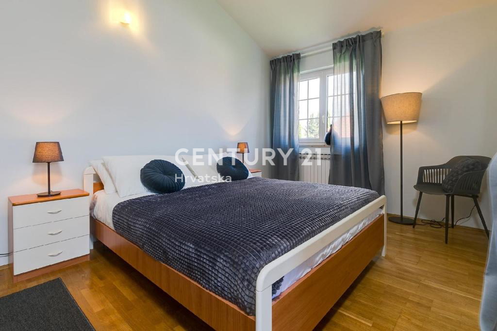 POREČ, 7 KM, PROSTORNA VILA S 5 SPALNICAMI IN VELIKIM BAZENOM, OBKROŽENA Z MEDITERANSKIMI RASTLINAMI