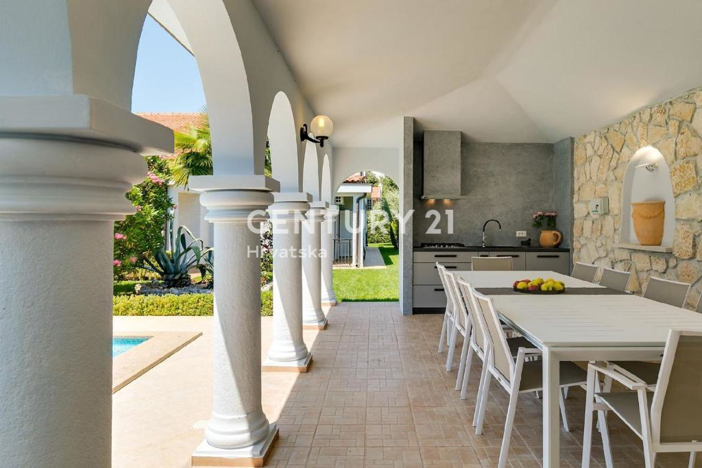 POREČ, 7 KM, PROSTORNA VILA S 5 SPALNICAMI IN VELIKIM BAZENOM, OBKROŽENA Z MEDITERANSKIMI RASTLINAMI