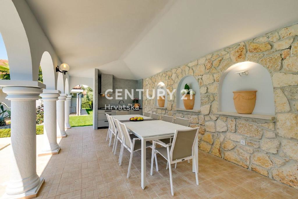 POREČ, 7 KM, PROSTORNA VILA S 5 SPALNICAMI IN VELIKIM BAZENOM, OBKROŽENA Z MEDITERANSKIMI RASTLINAMI