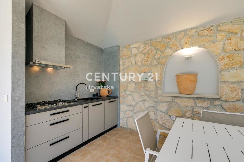 POREČ, 7 KM, PROSTORNA VILA S 5 SPALNICAMI IN VELIKIM BAZENOM, OBKROŽENA Z MEDITERANSKIMI RASTLINAMI