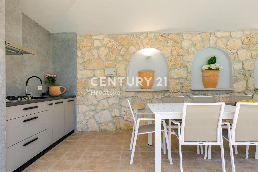 POREČ, 7 KM, PROSTORNA VILA S 5 SPALNICAMI IN VELIKIM BAZENOM, OBKROŽENA Z MEDITERANSKIMI RASTLINAMI