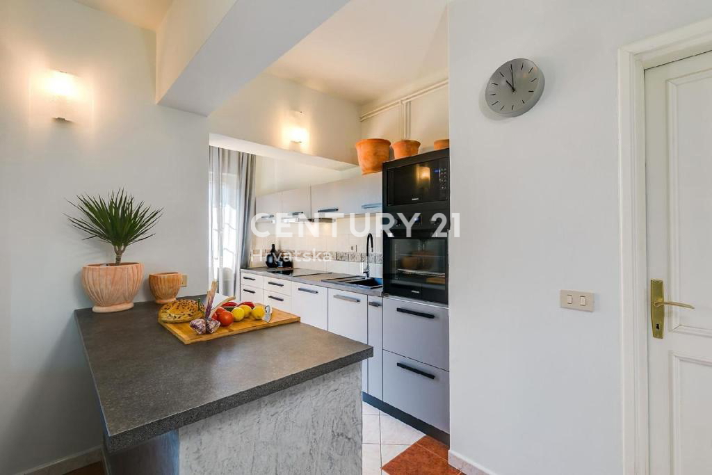 POREČ, 7 KM, PROSTORNA VILA S 5 SPALNICAMI IN VELIKIM BAZENOM, OBKROŽENA Z MEDITERANSKIMI RASTLINAMI