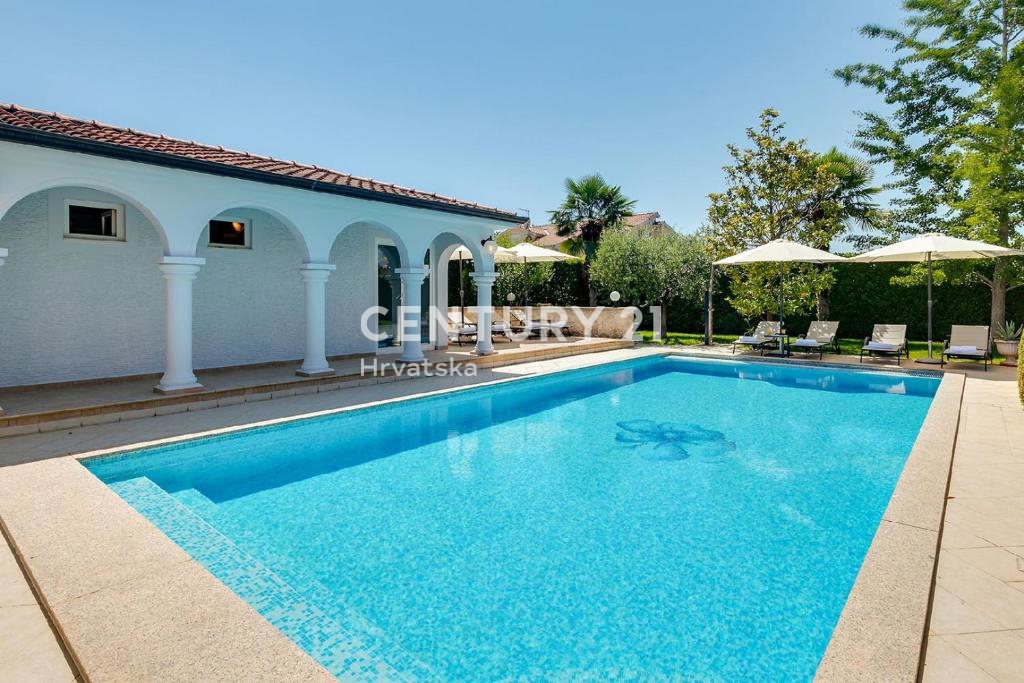 POREČ, 7 KM, PROSTORNA VILA S 5 SPALNICAMI IN VELIKIM BAZENOM, OBKROŽENA Z MEDITERANSKIMI RASTLINAMI
