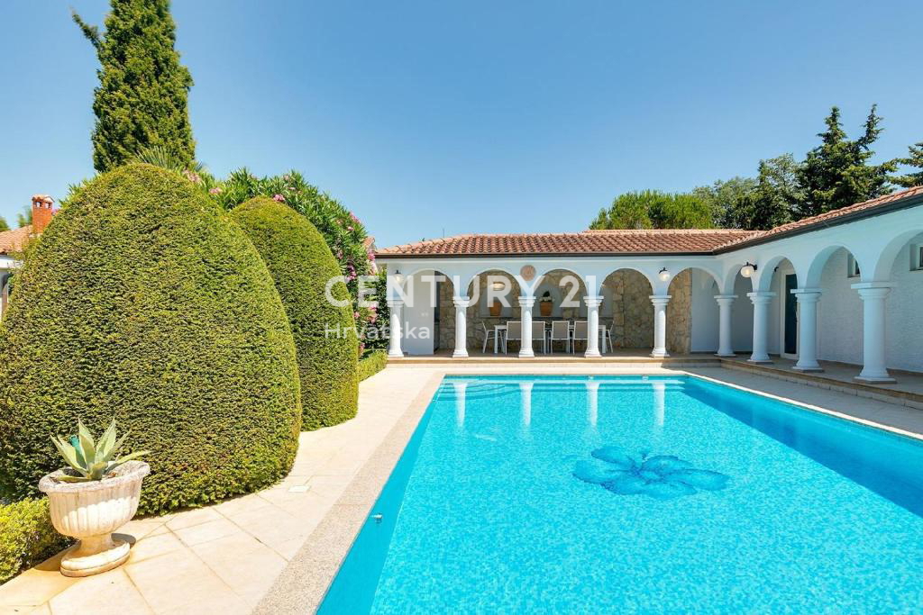 POREČ, 7 KM, PROSTORNA VILA S 5 SPALNICAMI IN VELIKIM BAZENOM, OBKROŽENA Z MEDITERANSKIMI RASTLINAMI