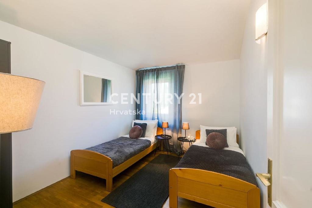 POREČ, 7 KM, PROSTORNA VILA S 5 SPALNICAMI IN VELIKIM BAZENOM, OBKROŽENA Z MEDITERANSKIMI RASTLINAMI