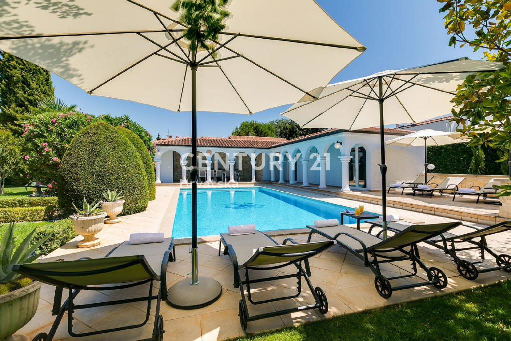 POREČ, 7 KM, PROSTORNA VILA S 5 SPALNICAMI IN VELIKIM BAZENOM, OBKROŽENA Z MEDITERANSKIMI RASTLINAMI