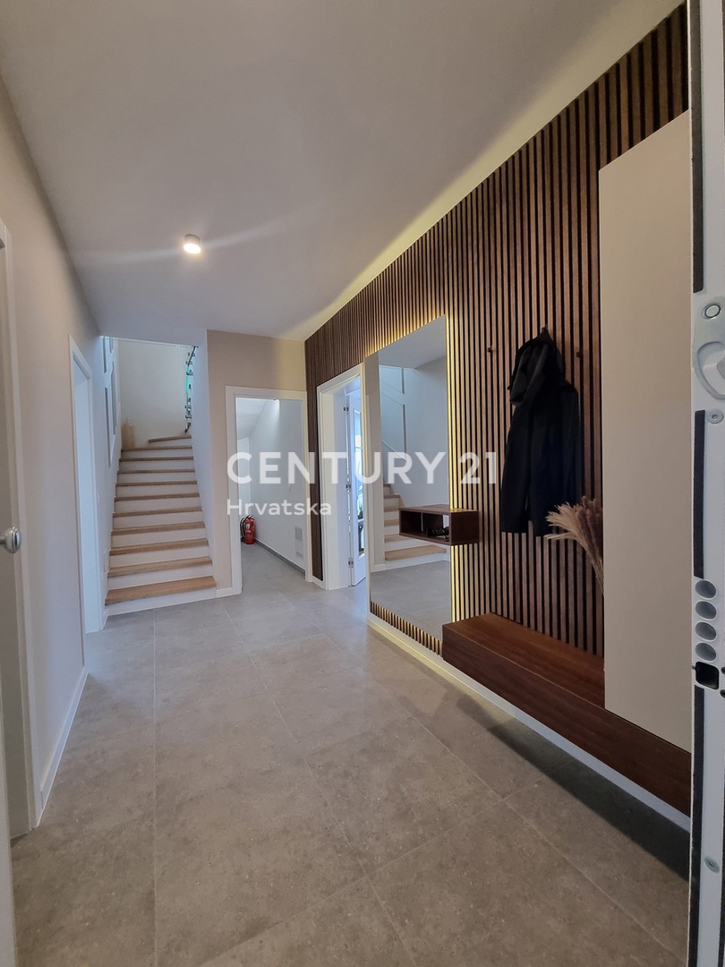 TAR VABRIGA, NOVOGRADNJA, DVOSTOPENJSKO STANOVANJE V PRIZEMLJU IN PRVEM NADSTROPJU Z BAZENOM