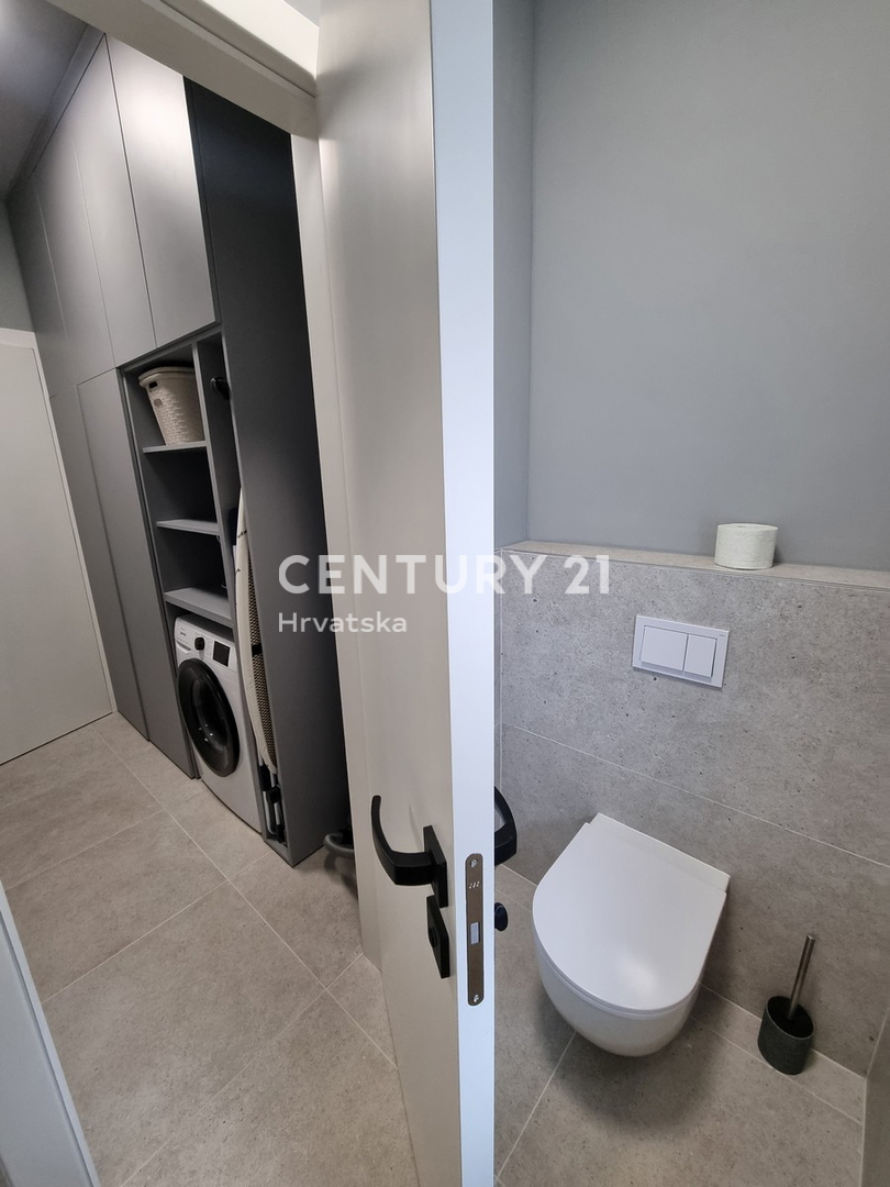 TAR VABRIGA, NOVOGRADNJA, DVOSTOPENJSKO STANOVANJE V PRIZEMLJU IN PRVEM NADSTROPJU Z BAZENOM