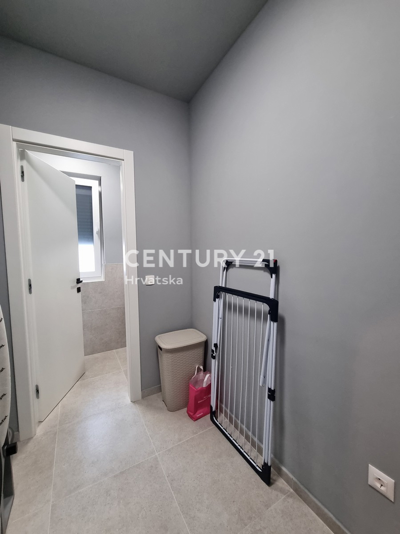 TAR VABRIGA, NOVOGRADNJA, DVOSTOPENJSKO STANOVANJE V PRIZEMLJU IN PRVEM NADSTROPJU Z BAZENOM