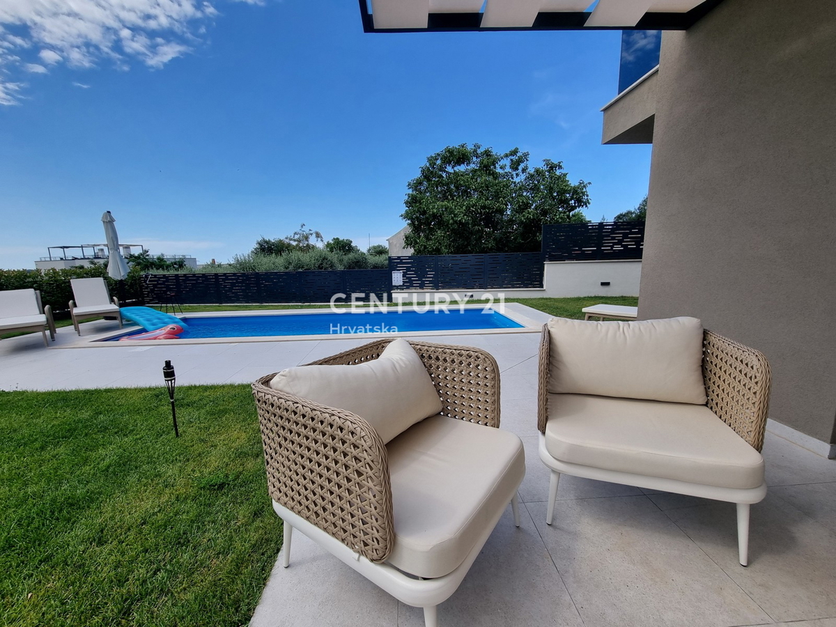 TAR VABRIGA, NOVOGRADNJA, DVOSTOPENJSKO STANOVANJE V PRIZEMLJU IN PRVEM NADSTROPJU Z BAZENOM