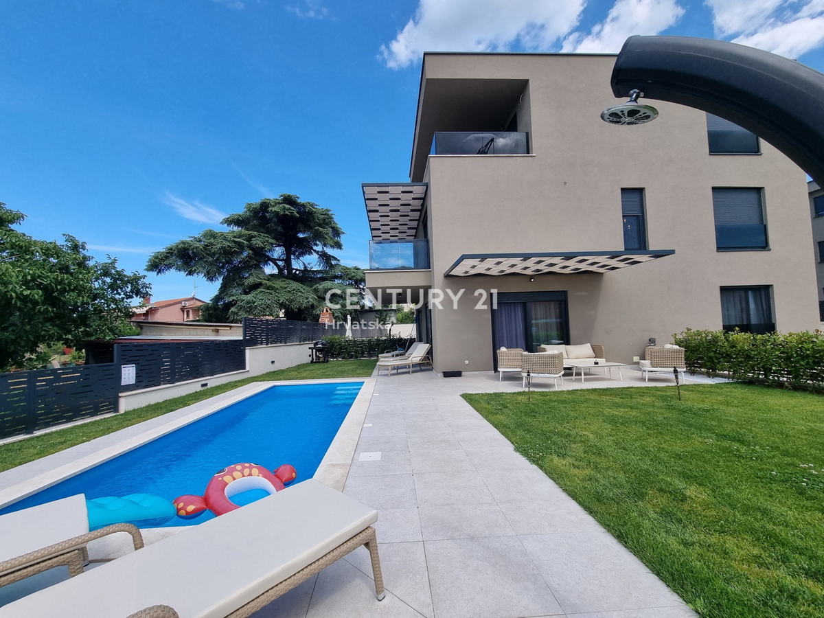 TAR VABRIGA, NOVOGRADNJA, DVOSTOPENJSKO STANOVANJE V PRIZEMLJU IN PRVEM NADSTROPJU Z BAZENOM