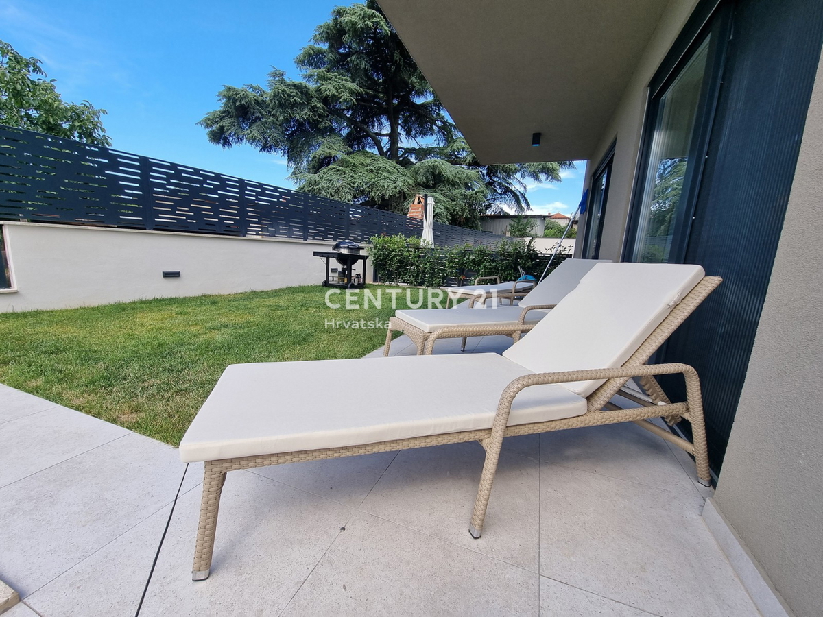 TAR VABRIGA, NOVOGRADNJA, DVOSTOPENJSKO STANOVANJE V PRIZEMLJU IN PRVEM NADSTROPJU Z BAZENOM