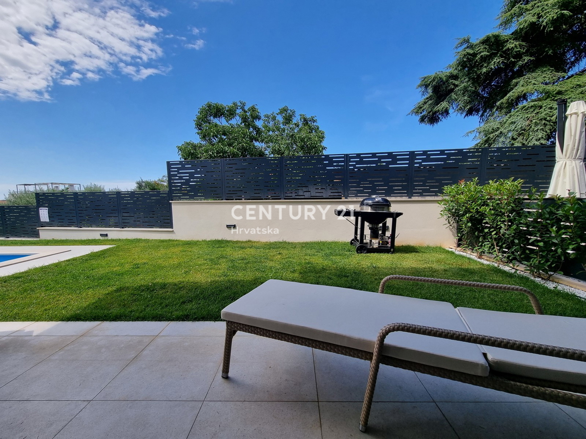 TAR VABRIGA, NOVOGRADNJA, DVOSTOPENJSKO STANOVANJE V PRIZEMLJU IN PRVEM NADSTROPJU Z BAZENOM