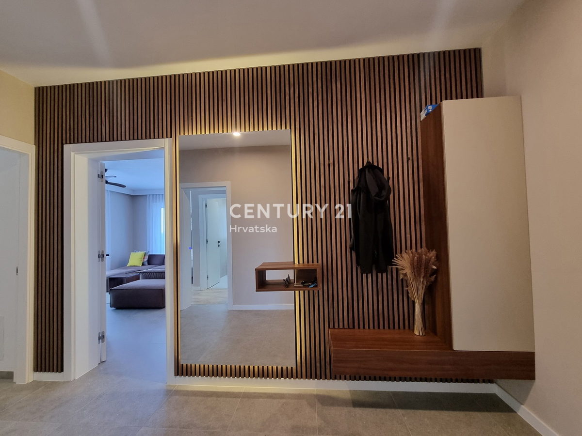 TAR VABRIGA, NOVOGRADNJA, DVOSTOPENJSKO STANOVANJE V PRIZEMLJU IN PRVEM NADSTROPJU Z BAZENOM