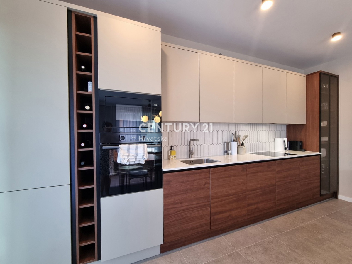 TAR VABRIGA, NOVOGRADNJA, DVOSTOPENJSKO STANOVANJE V PRIZEMLJU IN PRVEM NADSTROPJU Z BAZENOM