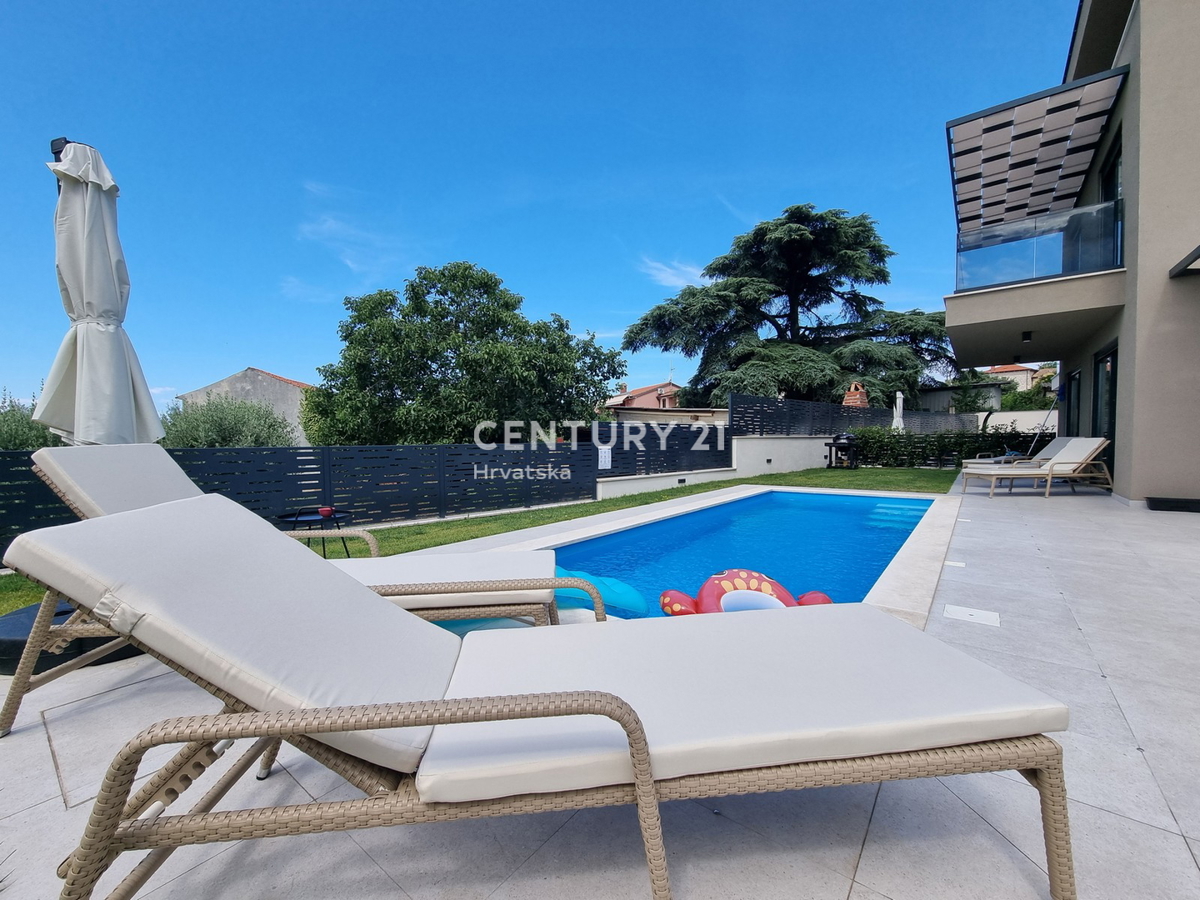 TAR VABRIGA, NOVOGRADNJA, DVOSTOPENJSKO STANOVANJE V PRIZEMLJU IN PRVEM NADSTROPJU Z BAZENOM