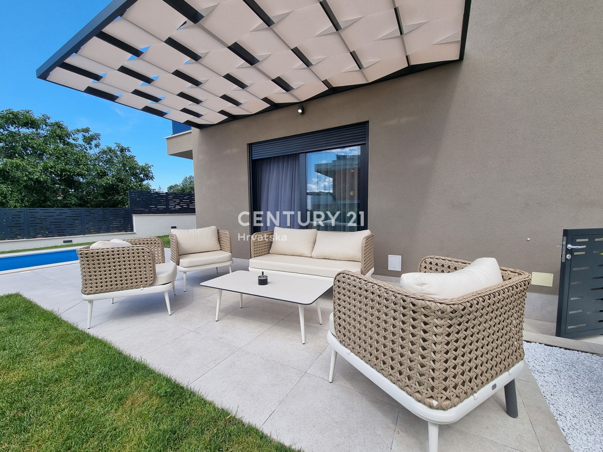 TAR VABRIGA, NOVOGRADNJA, DVOSTOPENJSKO STANOVANJE V PRIZEMLJU IN PRVEM NADSTROPJU Z BAZENOM