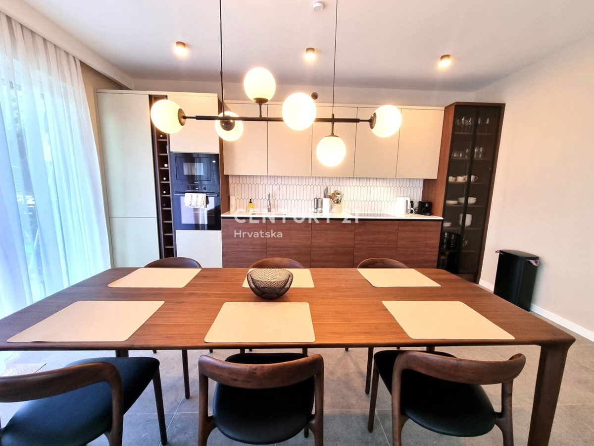 TAR VABRIGA, NOVOGRADNJA, DVOSTOPENJSKO STANOVANJE V PRIZEMLJU IN PRVEM NADSTROPJU Z BAZENOM