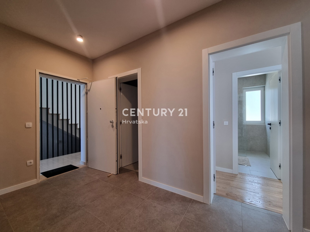 TAR VABRIGA, NOVOGRADNJA, DVOSTOPENJSKO STANOVANJE V PRIZEMLJU IN PRVEM NADSTROPJU Z BAZENOM