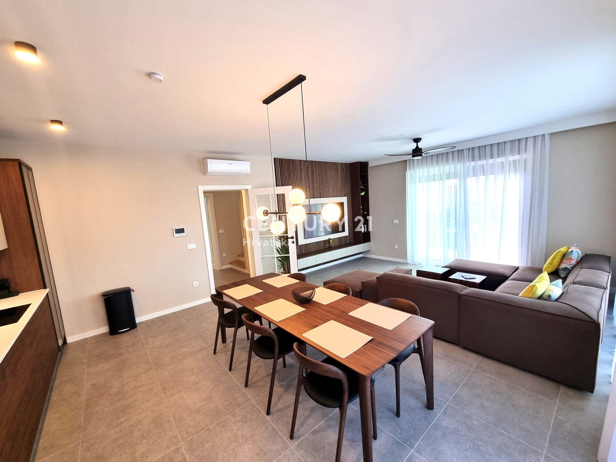 TAR VABRIGA, NOVOGRADNJA, DVOSTOPENJSKO STANOVANJE V PRIZEMLJU IN PRVEM NADSTROPJU Z BAZENOM