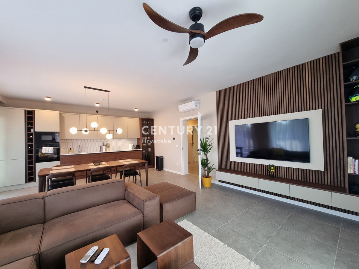 TAR VABRIGA, NOVOGRADNJA, DVOSTOPENJSKO STANOVANJE V PRIZEMLJU IN PRVEM NADSTROPJU Z BAZENOM