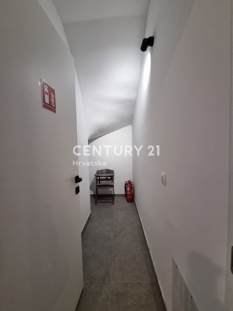 TAR VABRIGA, NOVOGRADNJA, DVOSTOPENJSKO STANOVANJE V PRIZEMLJU IN PRVEM NADSTROPJU Z BAZENOM