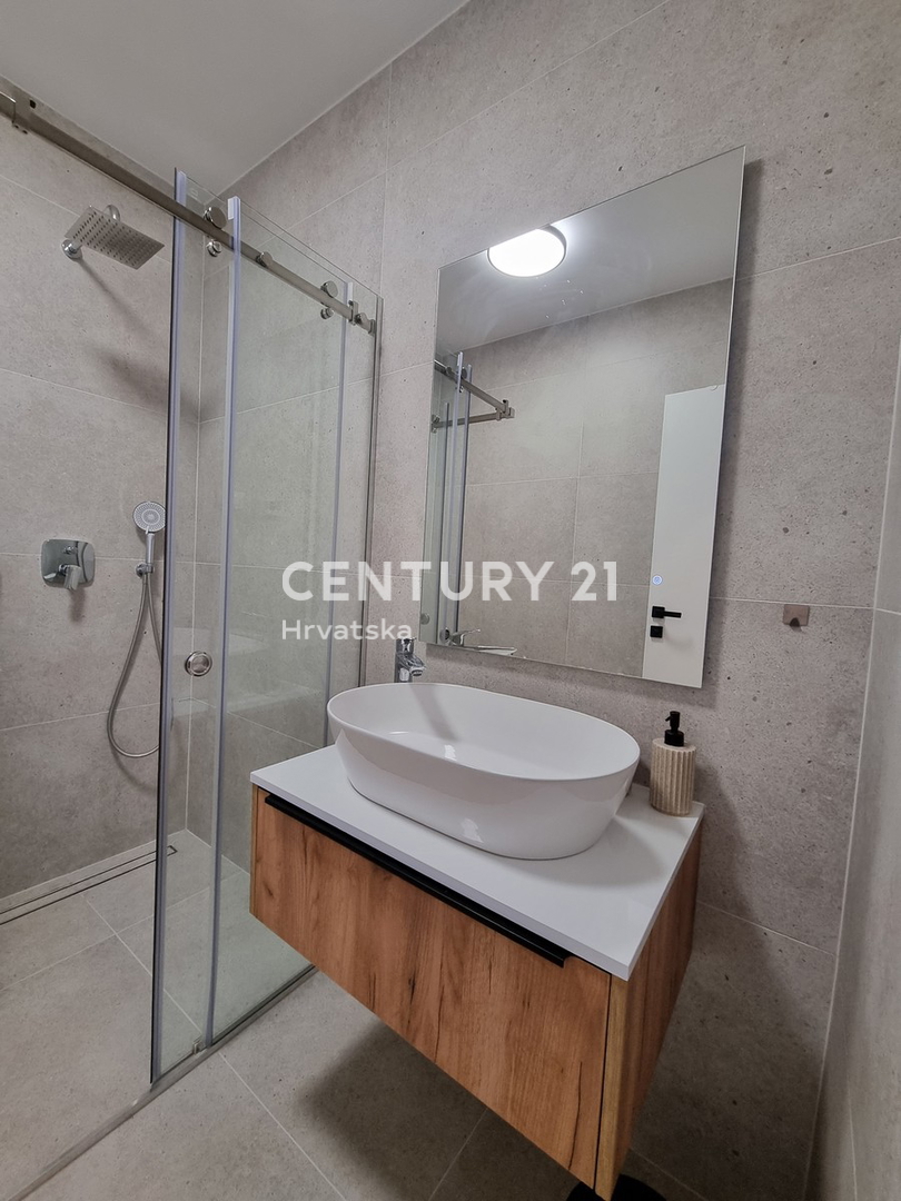 TAR VABRIGA, NOVOGRADNJA, DVOSTOPENJSKO STANOVANJE V PRIZEMLJU IN PRVEM NADSTROPJU Z BAZENOM