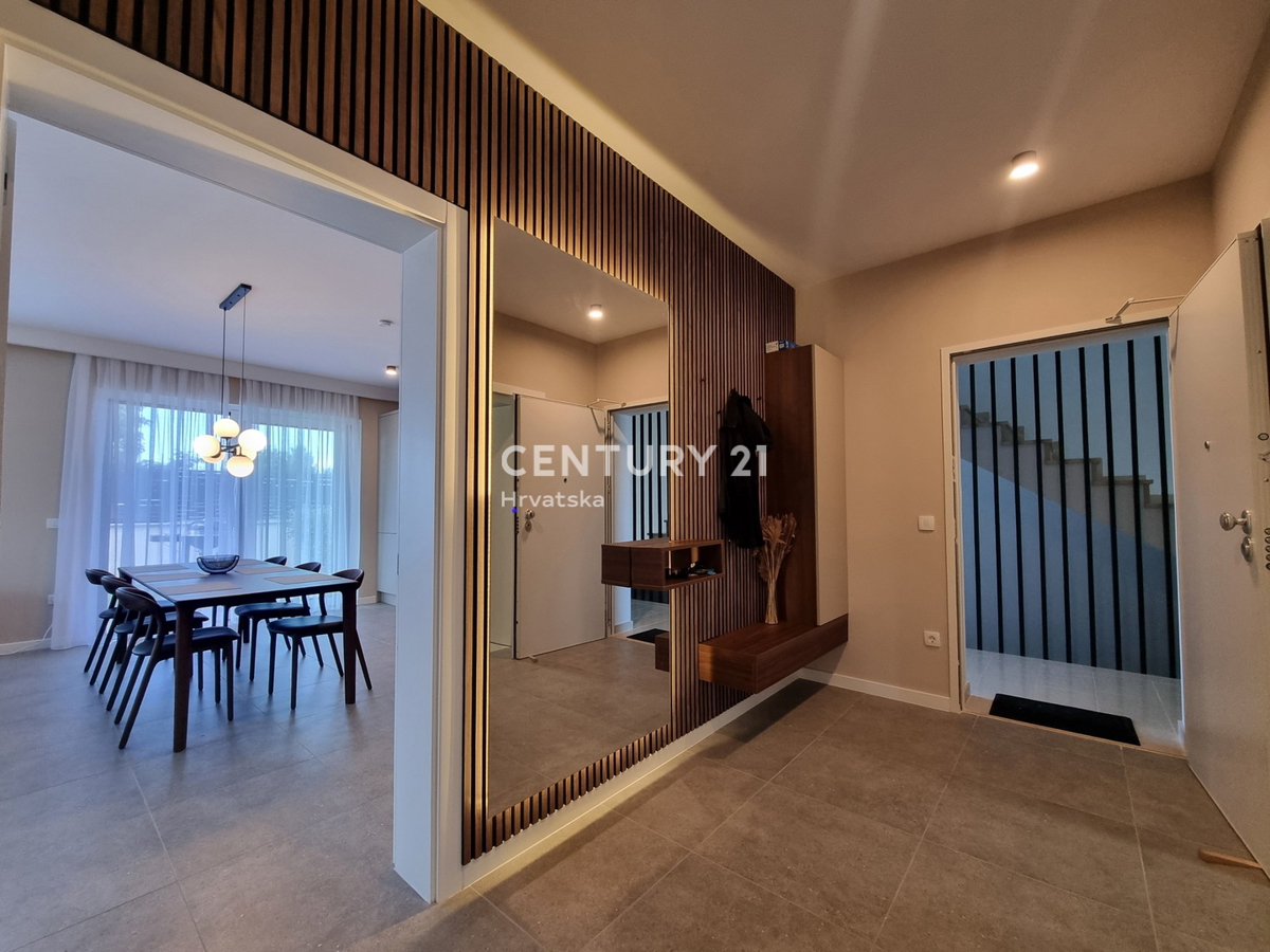 TAR VABRIGA, NOVOGRADNJA, DVOSTOPENJSKO STANOVANJE V PRIZEMLJU IN PRVEM NADSTROPJU Z BAZENOM